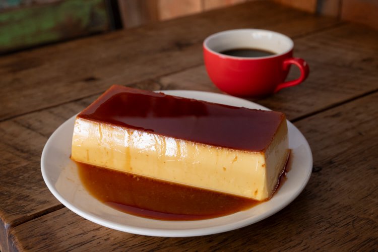 甘さを抑えたクリーミーなプリン（写真は8人前）は4cmとこちらも厚切り。