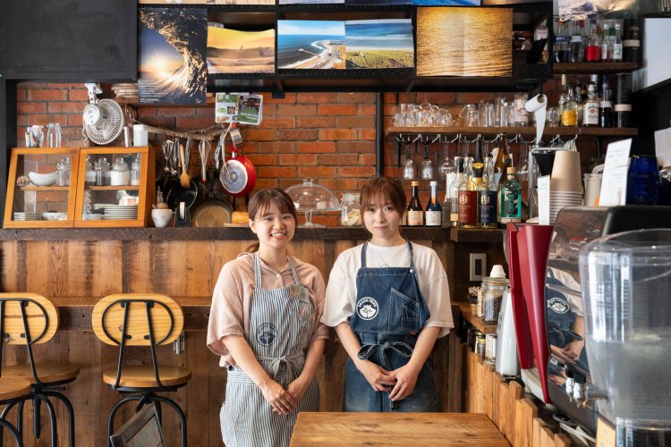 元パティシエの店長・石塚梨紗さん（左）とスタッフの須田蘭菜さん。