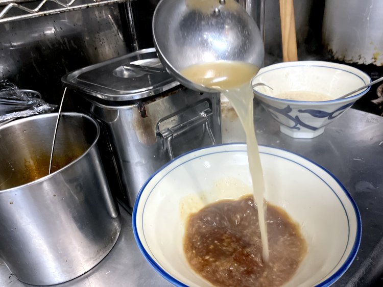 鶏や豚で取ったスープは完成までに1日かけて丁寧に取っている。
