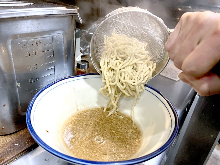 麺は丸山製麺の中太麺で、ややちぢれている。