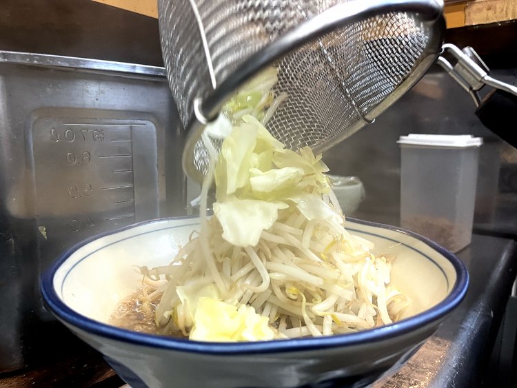 麺とともに茹でた野菜は1分半ほど茹で、シャッキシャキ食感に。