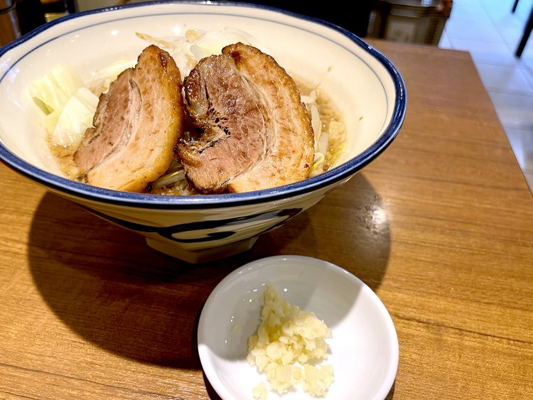 小皿のニンニクを従えて醤油とんこつが登場ダァ〜ッ！