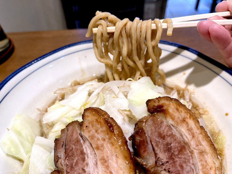 パワフルなスープやチャーシューに負けない麺。ブリンブリンの歯応えだ。