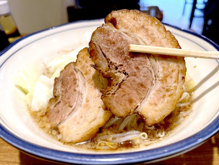 表面を軽く炙っている程度だが、スモーキーな炭の香りがリッチなテイストを演出。