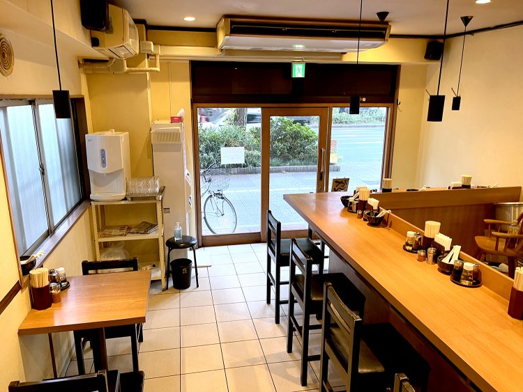 店内はテーブル席も完備。