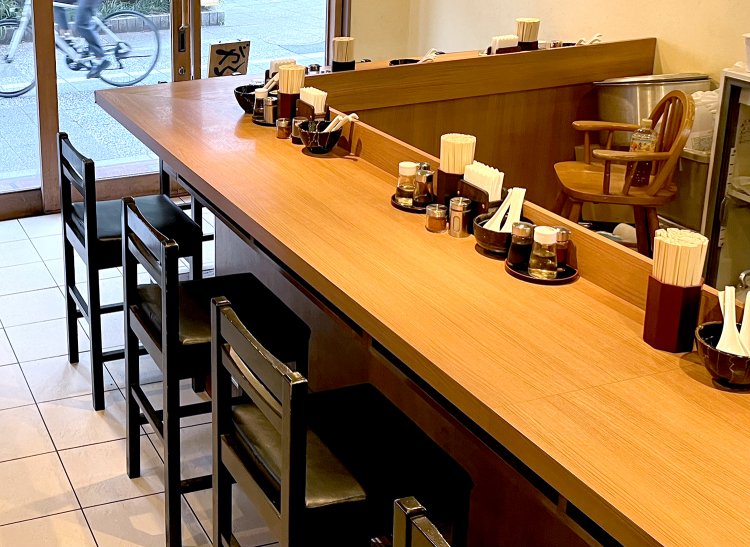 L字のカウンターにはいつもお客さんがいっぱいだ。