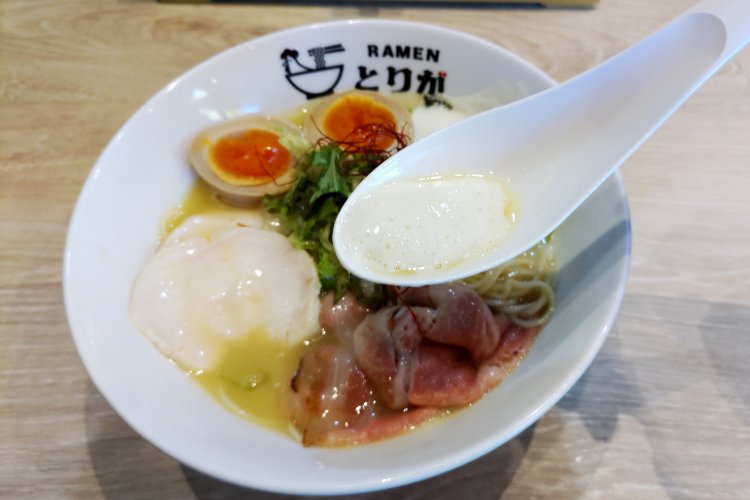 濃厚な鶏白湯にレモンの爽やかさを加えるエスプーマ。具材と絡めてみるのもあり。