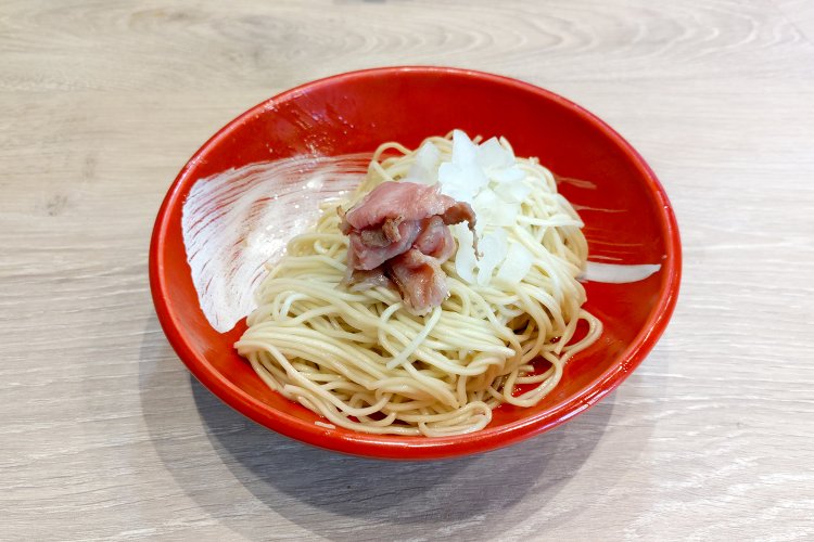 麺にタレと香味油を和えた味付き替玉。味はポルチーニ油を含む4～5種類から選べるのがうれしい。