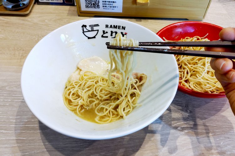 残しておいた鶏濃めん塩Richのスープに味付き替玉をディップ。スープの変化も味わおう。