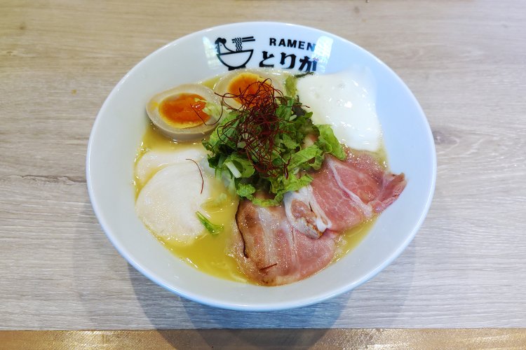 鶏濃めん塩Rich 1170円。エスプーマが濃厚な鶏白湯にレモンの爽やかさを加える。