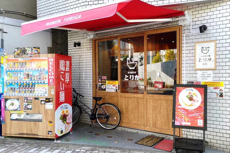 赤い軒先テントがトレードマーク。店頭の自動販売機で購入した飲み物は店内持ち込みOK。