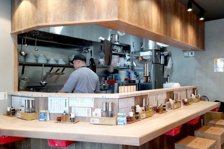 カウンターは7席。席幅が広めで窮屈さを感じさせない。イスの下が荷物置きになっているのも◎。