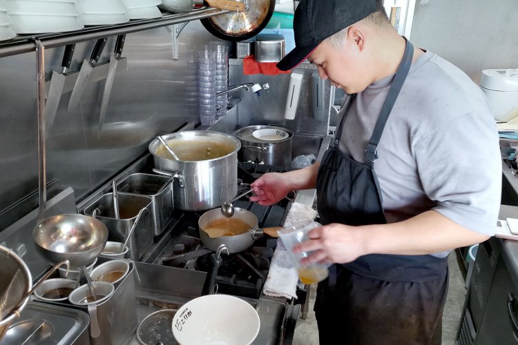 鶏ベースのスープに鶏油をプラス。かえしは塩ダレのほか、醤油ダレと味噌ダレもある。