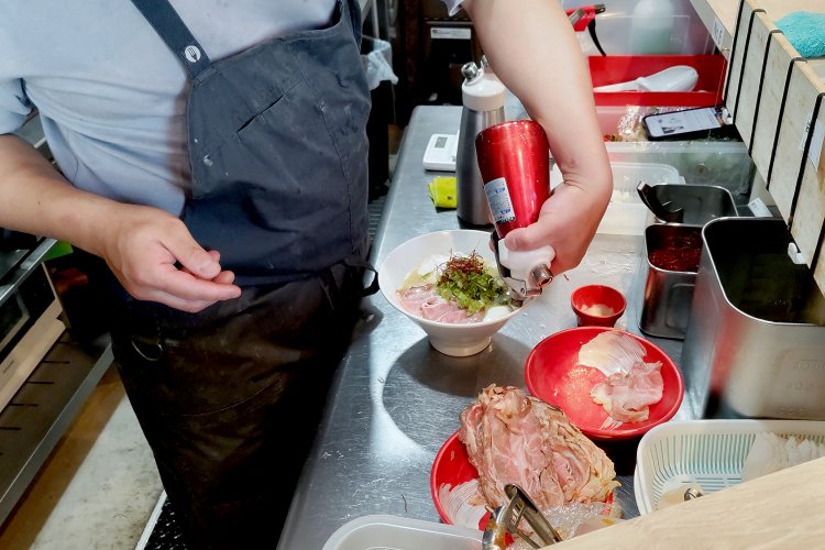 仕上げに豆乳とレモンのエスプーマを。水野さんいわく「鶏白湯にレモンが合うのは実証済み」。