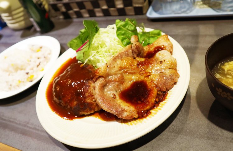 ハンバーグとポークソテーのランチセット1100円。ご飯とスープ付き。ご飯が雑穀米なのも嬉しいポイント。