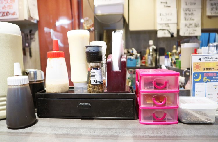 各席に並ぶ調味料。スパイスやソースをかけて、自分ならではの味変も楽しんで！