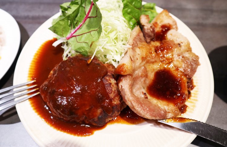 ハンバーグとポークソテーのランチセット1100円。ご飯とスープ付き。ご飯が雑穀米。