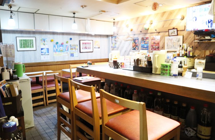 老舗洋食店らしい、アットホームな雰囲気が漂う店内。