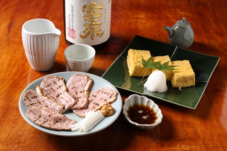 やわらかな自家製鴨ロース1650円と、だし巻き玉子1100円。酒は福島の「宮泉」純米辛口990円。