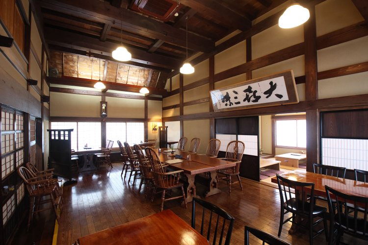 銘木の家具も重厚。