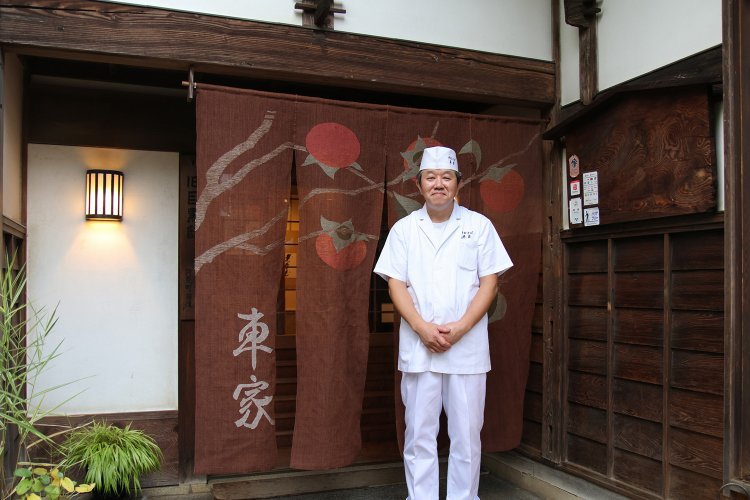 2代目の宮下厚志さんは和食の達人でもある。「そばは手挽（び）きもしています。自家製粉なので、本当の挽きたて・打ちたて・ゆでたての三盾を楽しんでください」