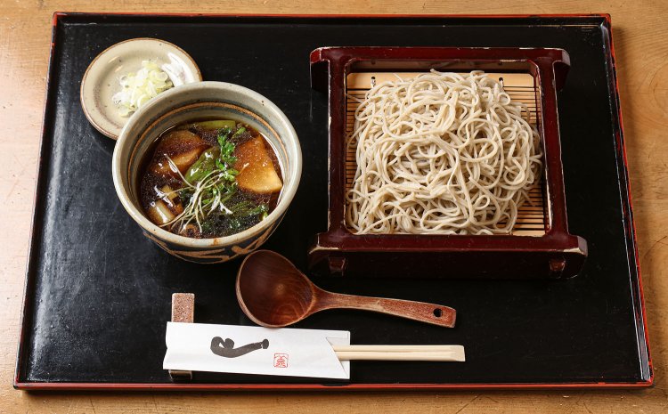 ごろっと大きめ野菜のみぞれそば1900円。