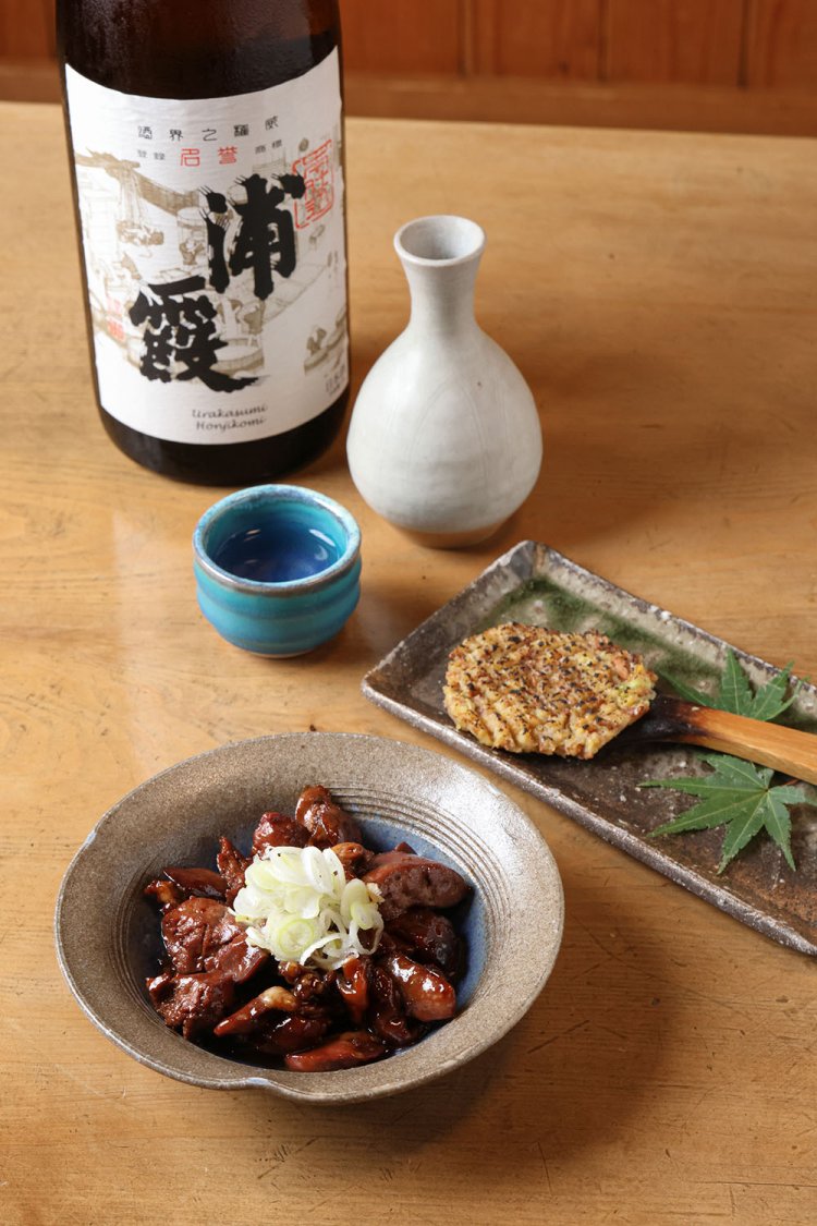 自家製鶏のもつ煮600円とそば焼きみそ500円。酒は宮城の「浦霞」本醸造1合750円。