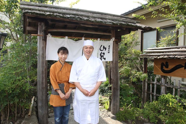 店主の矢崎勝巳さんと妻の美雅子さん。「毎朝打つ北海道産のそばは、香りやのど越しを堪能できます。自分がおいしいと思うものしかお出ししていません」