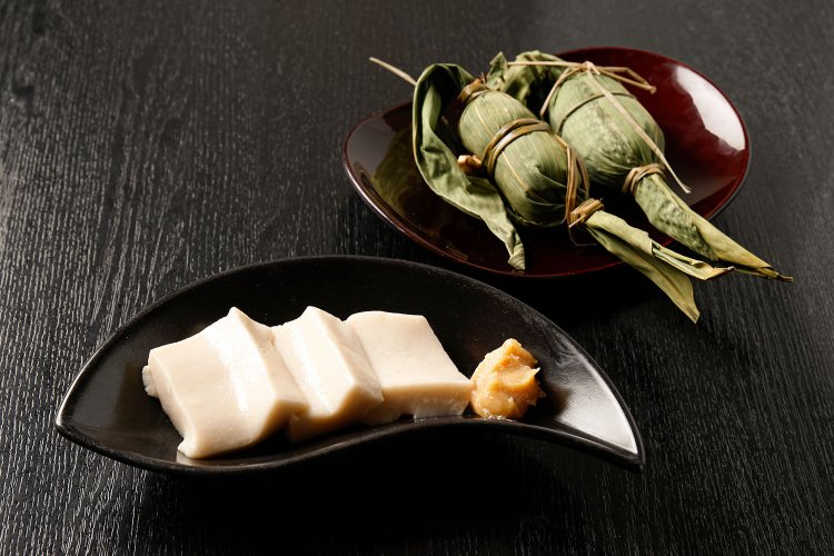  自家製ごま豆腐440円と笹だんご440円。