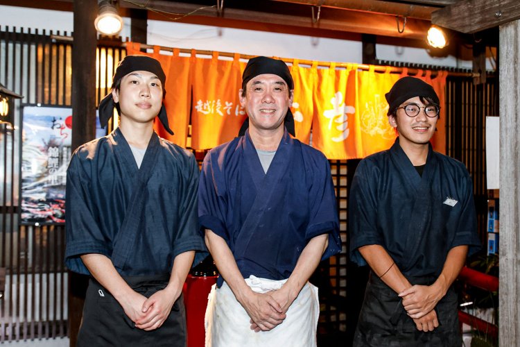 責任者の西垣真二さん（中央）はじめスタッフはてきぱき。「へぎそばは食べやすいよう本場よりぬるぬる感を抑えています。もり汁にドバっとつけて召しあがってください」