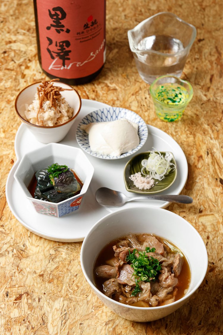 牛すじ塩煮込み770円と、多くの品々から選べる総菜小鉢盛り（秋茄子の冷やし煮、ポテトサラダ、自家製冷し豆腐）単品550円、3品で990円。