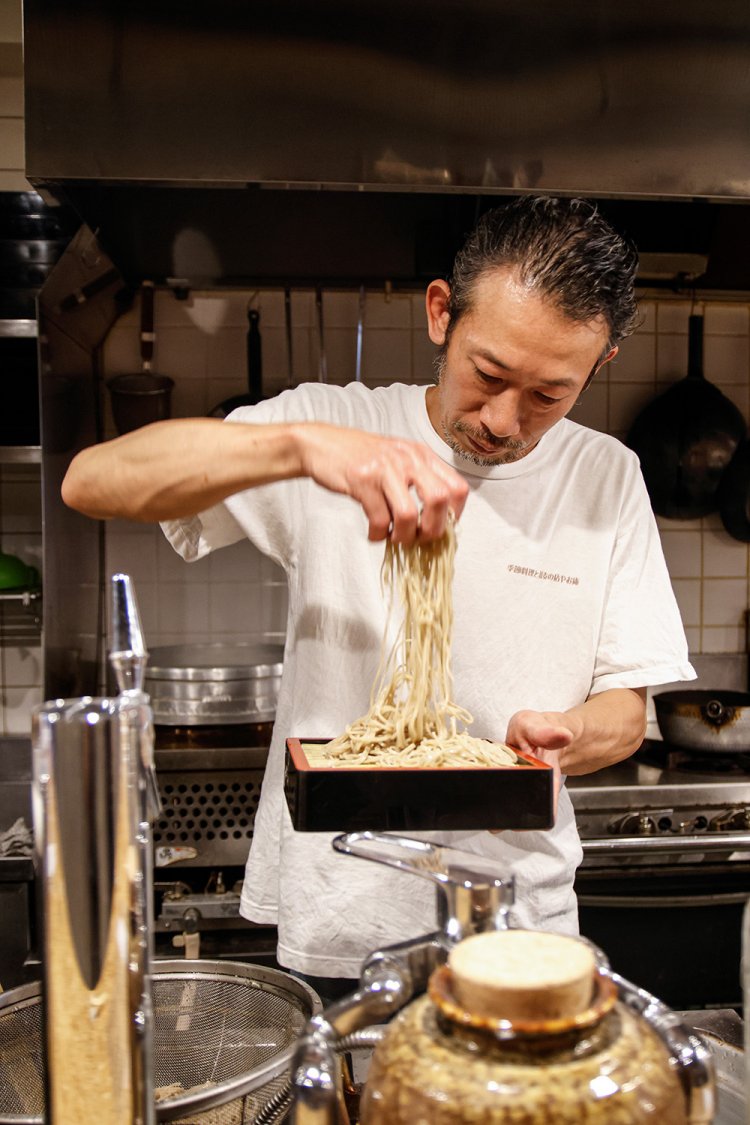 3児のパパでもある店主の宮井猛司さん。「そば打ちは、毎日感覚が違います。湿度など水回しに気を使っており、同じ工程でもより良いものができるのがうれしい」