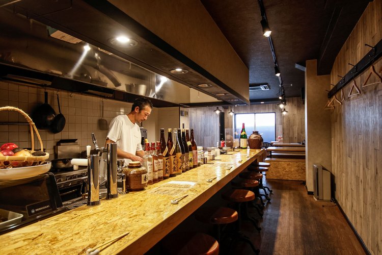 長～いカウンター席。