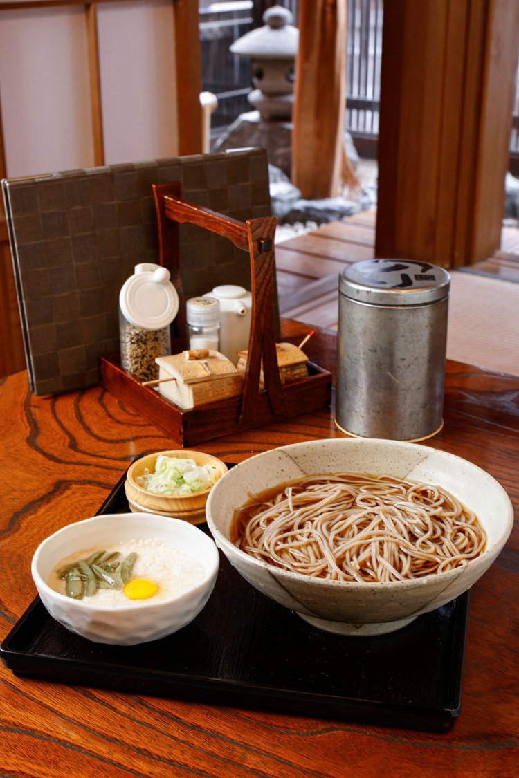 名物の冷しとろろそば1050円。