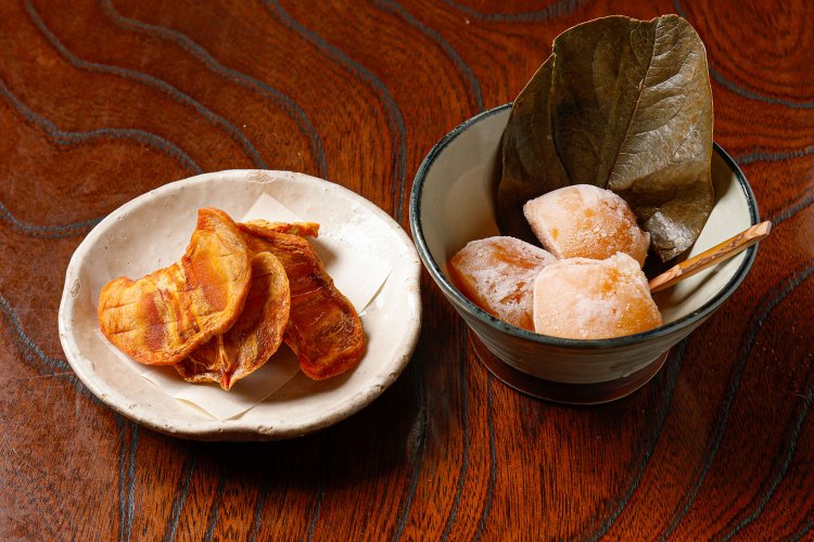 丸ごと柿のシャーベット「柿珠玉」450円（右）と、薄切りの干し柿「か～きぃ」350円（左）。