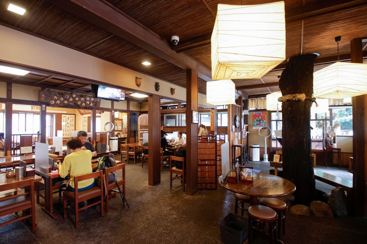 樹齢150年余の柿の木が店内に。