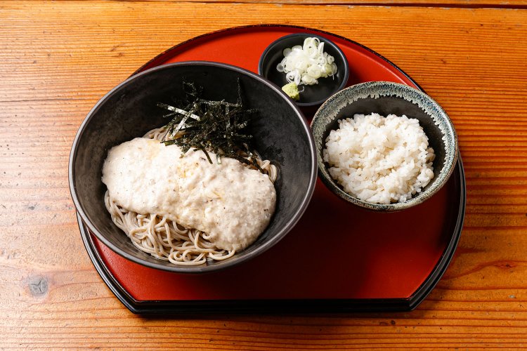 自然薯そばは温冷ともに1380円+麦飯小120円。