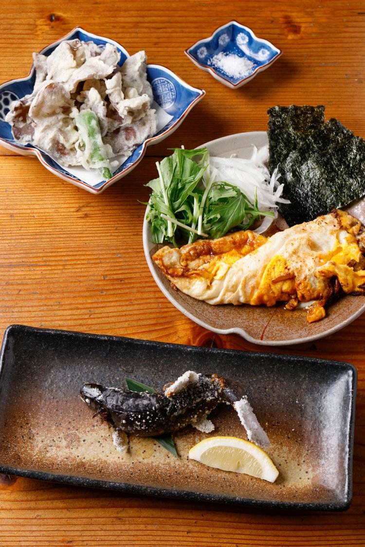 川魚の塩焼き980円に醤油玉子焼き600円、天狗の耳たぶ（きくらげ）天ぷら880円。