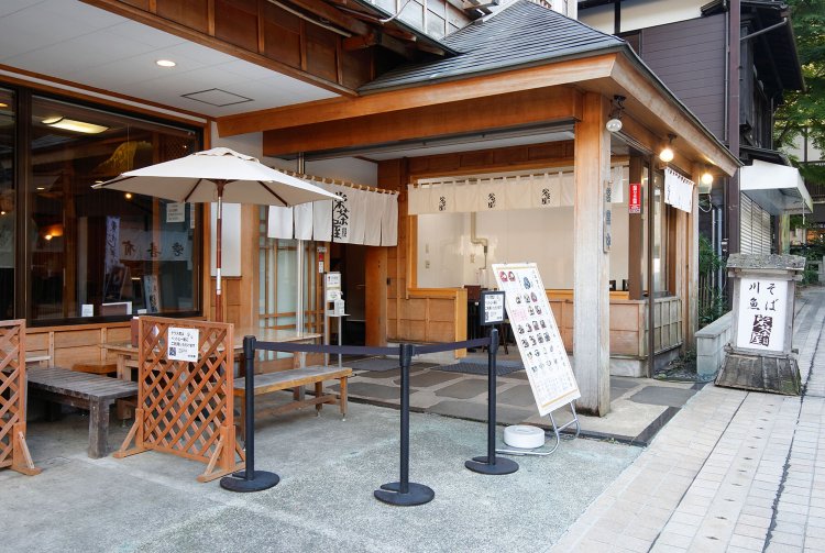 爽やかなテラス席はペット可。「自然薯そばは、器の底から全体を泡立つくらいかき混ぜて。残った汁に麦飯を入れてとろろ飯も」（女将の峰尾由紀さん）