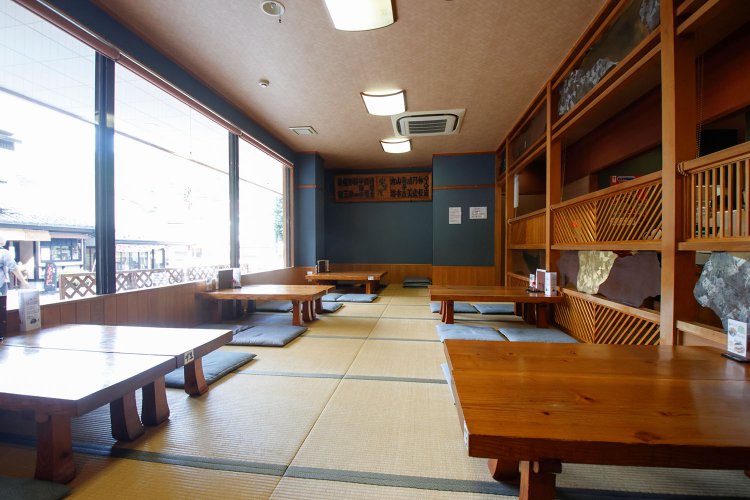 店内は小上がり席とテーブル席が。