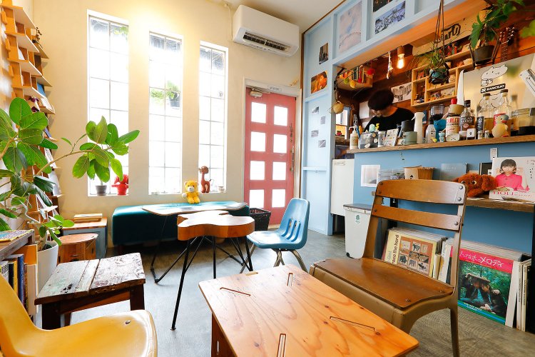 カナダの小学校の椅子など、不揃いの家具が低めで落ち着く。ritomarusさんの兄が焙煎するのコーヒー豆100g850円は販売もし、手描き袋もキュート。