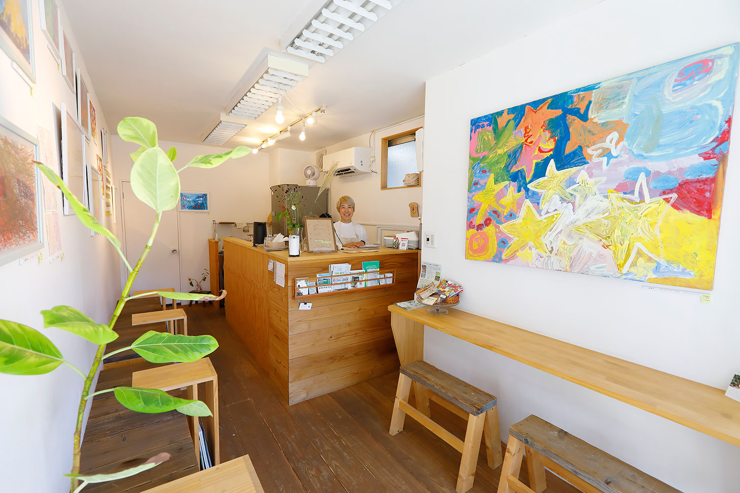 白壁をにぎわす作品群は絵画、陶器、ジュエリーなどが随時入れ替わり。展示で雰囲気がガラリと変貌する。「オーレは義母が札幌で営んだ喫茶店の名前です」