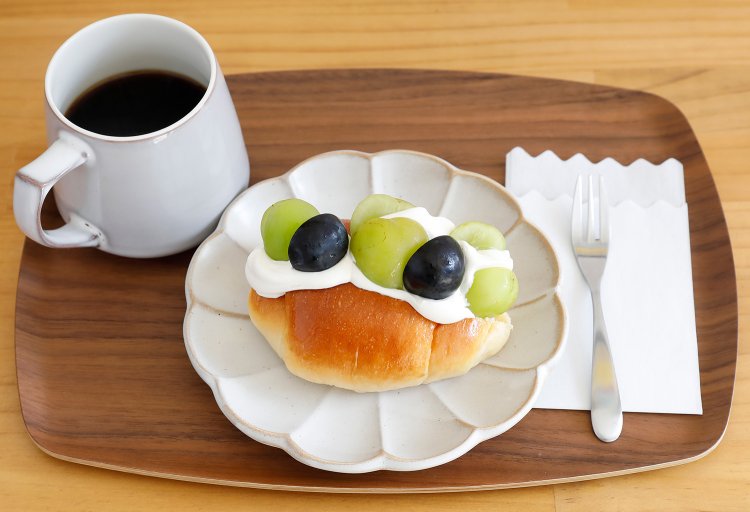 ハンドドリップ珈琲600円、バターロールクリームサンド（ぶどう）400円。