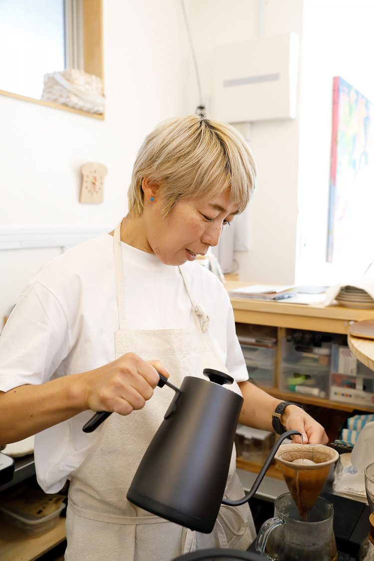 コーヒーはスッキリ抽出できるペーパードリップの浅煎りと、まろやかなコクが出るネルドリップの中煎り、深煎りから選んで。