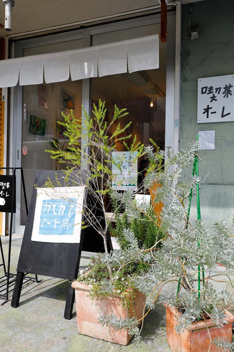 白のれんが目印。