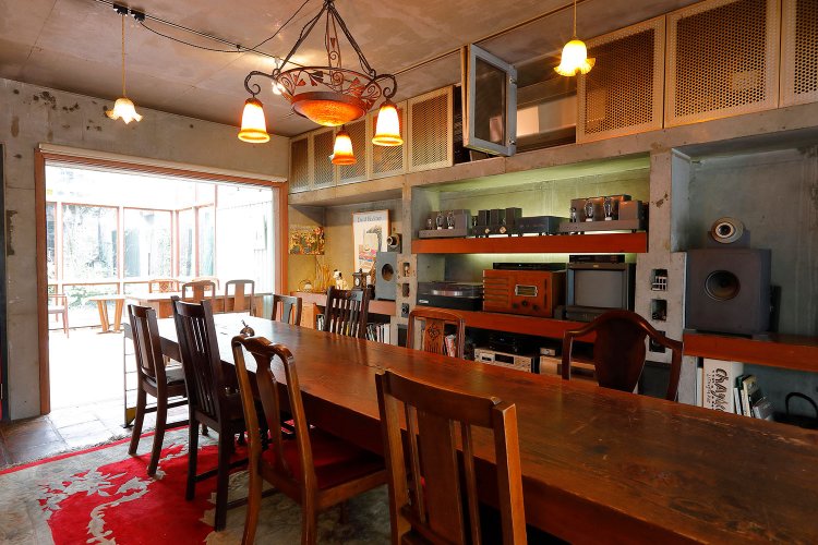 真空管を通してジャズが響く。長机もいい。