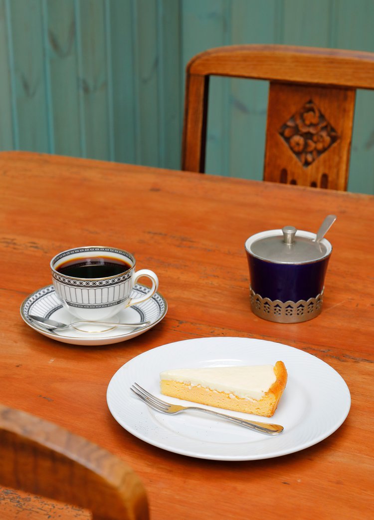 『カザーナコーヒー』特注のオリジナルブレンド。サワークリーム＆レモンが効いたチーズケーキと。チーズケーキ＋コーヒーセット800円。