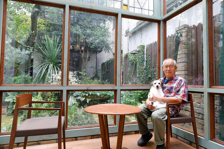 田中さんとポチ店長。「ポチ店長会いたさに通ってくる方も多いですよ」