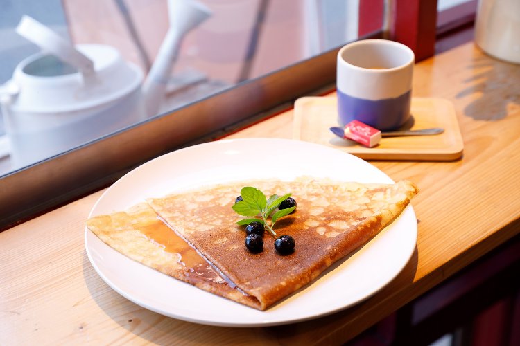 自家製塩キャラメルジャムのクレープ528円、コーヒー440円。