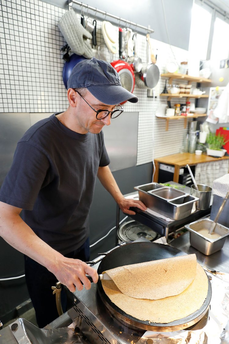 「クレープにマダガスカル産ヴァニラを使ってます」手早く薄く焼くのが職人技で、バターと砂糖で生地本来の風味を楽しむのも手。ガレットとクレープの両方味わいたい。